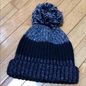 Women’s shades of blue ribbed pom-pom beanie